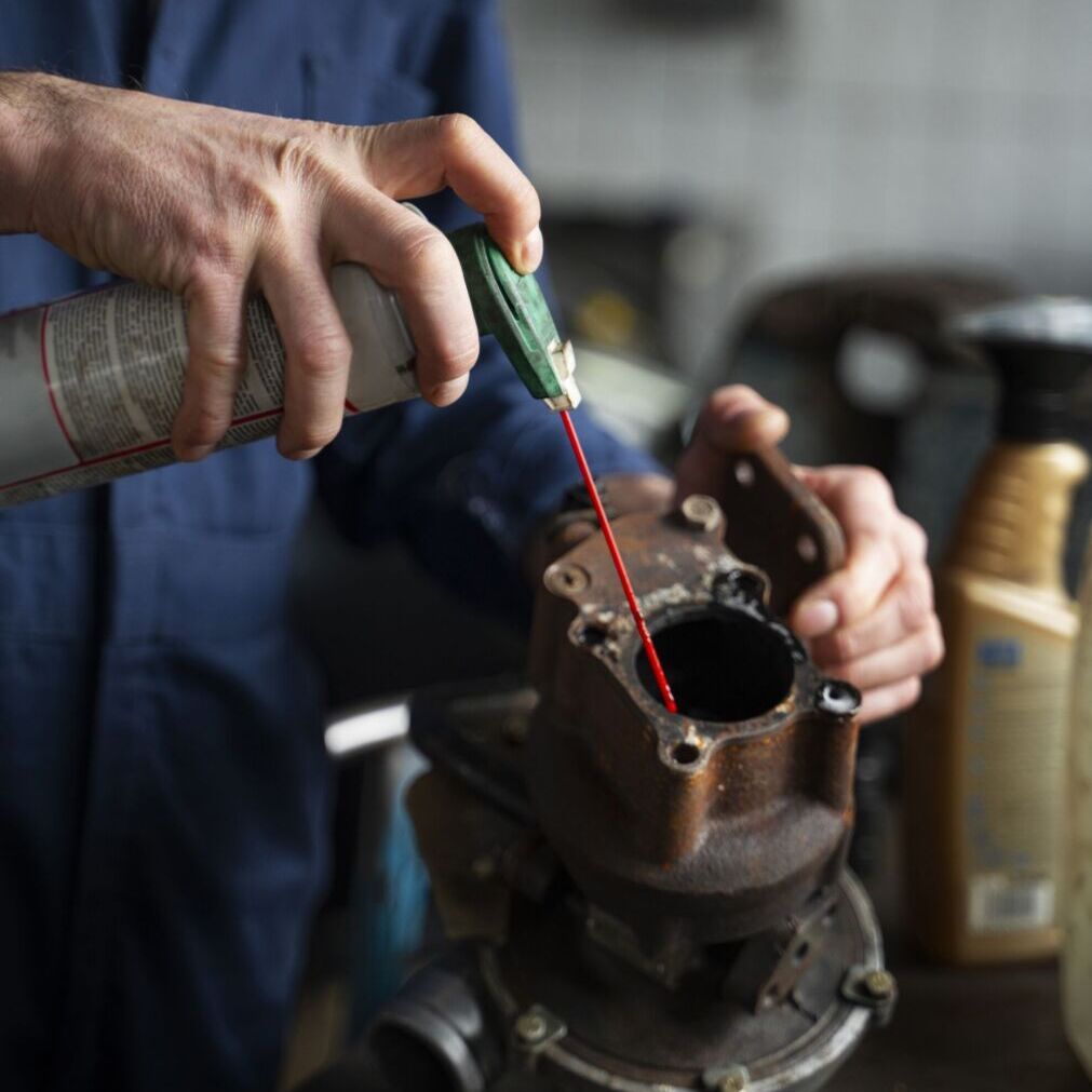 mecanico-masculino-trabalhando-no-carro-na-oficina-mecanica